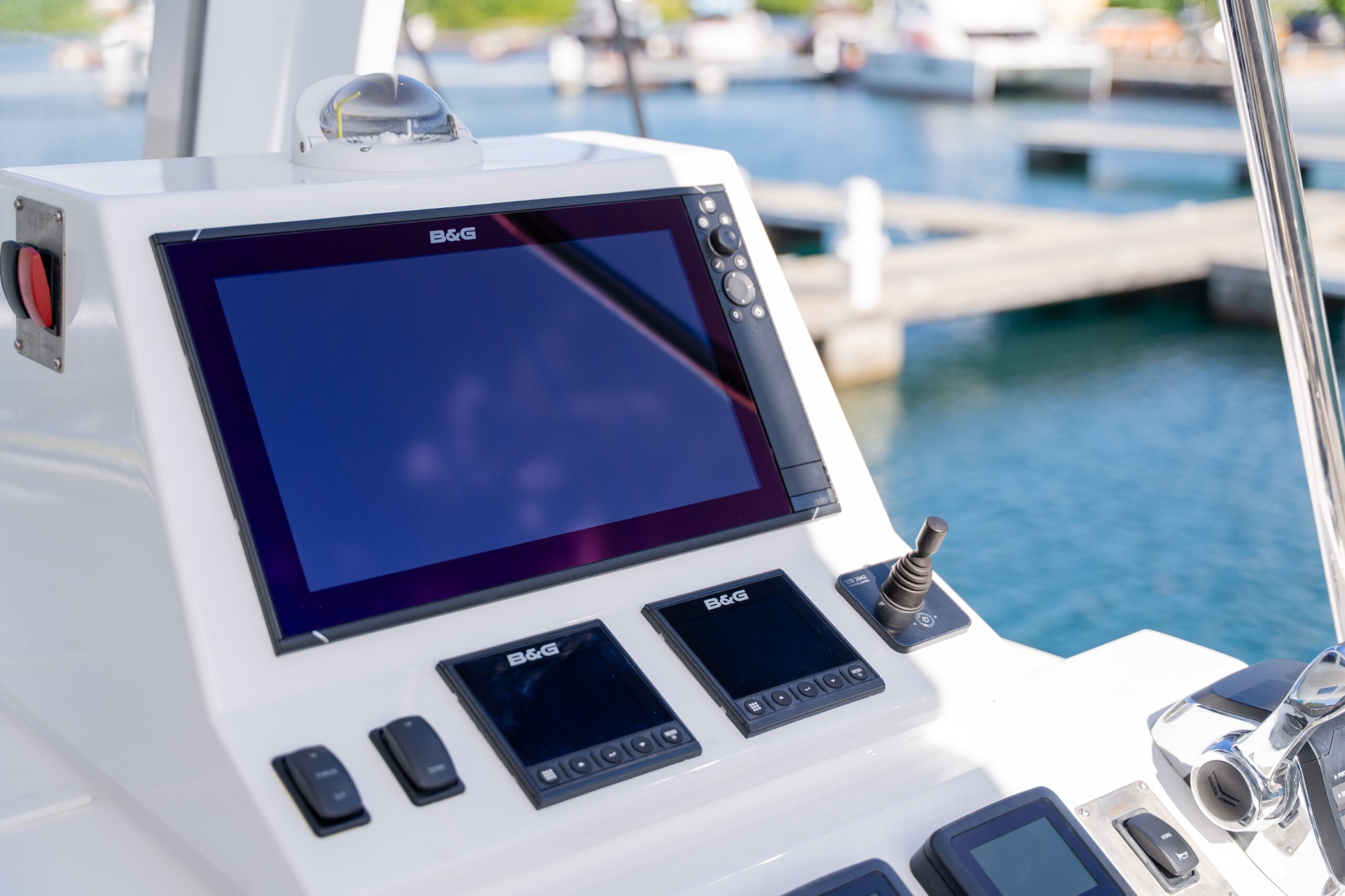 Voyage 510 B&G electronics at the helm