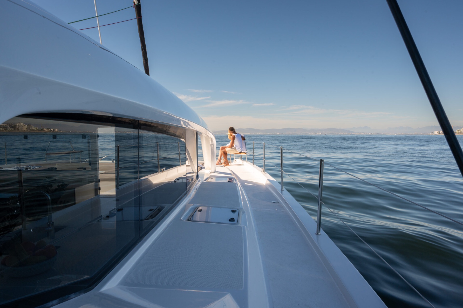 Side deck walk forward on the Voyage 590
