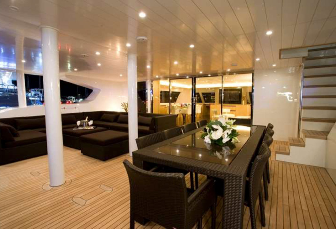 Blue Coast 92 aft cockpit dining