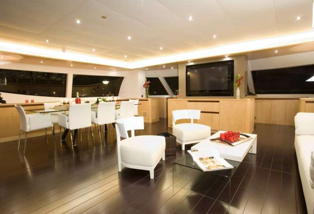 Blue Coast 92 saloon panoramic view